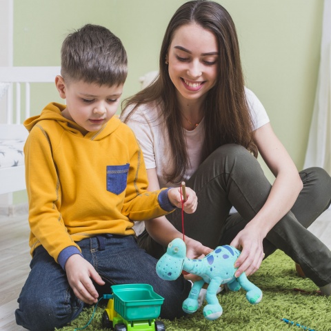 A bébiszitterek képzését és közvetítését is segítik.